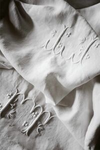 230x155cm　フランスアンティーク　リネン　手刺繍手縫　二つのモノグラムとエデン的庭園のあるテーブルクロス　麻　カーテン　生地　刺繍