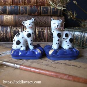 【スタッフォードシャードッグ、もしくはキャット】イギリス ヴィンテージ 陶器 人形 ペア 犬 猫◆Vintage Pair of Porcelain Figurines◆