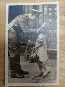 即決★【ナチスドイツ第三帝国時代ポストカード】「少女から花束を受けるヒトラー総統」（ヒンデンブルグ切手）