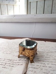 ★フランス アンティーク　素敵な　小振り　指輪　クリスタル　1900年　装飾　ジュエリーケース　真鍮　美品　★