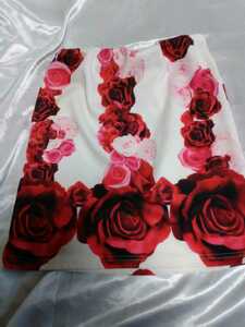 ★白地に赤い薔薇模様のスカート フリーサイズとありますがＭサイズ相当かと思われます