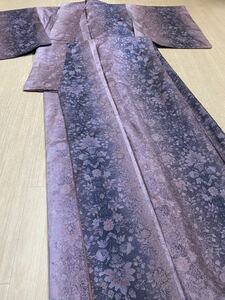 お盆セール・極上の逸品！伝統的工芸品　本場大島紬 9マルキ　紫グラデーションに西洋花文様が素晴らしい仕上がり