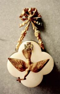 フランスアンティーク 小鳥とリボンと十字架と　真鍮と大理石　モノグラムのある一輪挿し　オブジェ　壁掛け　フラワースタンド　花