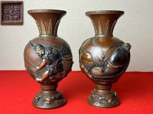 初荷買取品　金工物　高岡銅器　　赤銅盛上漁夫鼠鷹象嵌花瓶　一対　明治金工風　古美術品
