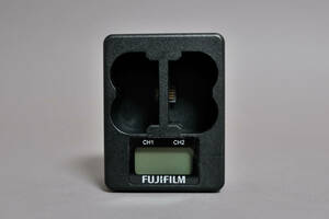 FUJIFILM純正 バッテリーチャージャー BC-W235（社外品ROWA製バッテリー1個おまけ付き）