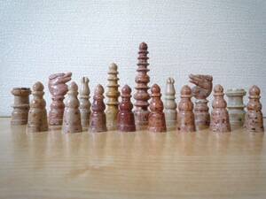 大理石製アンティークのチェスの駒
