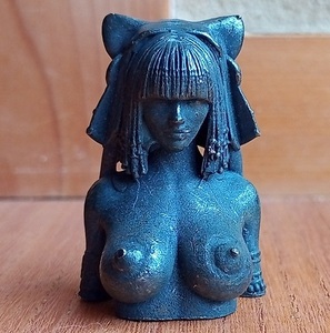 エジプト　クレオパトラ　上半身　裸婦像　銅像