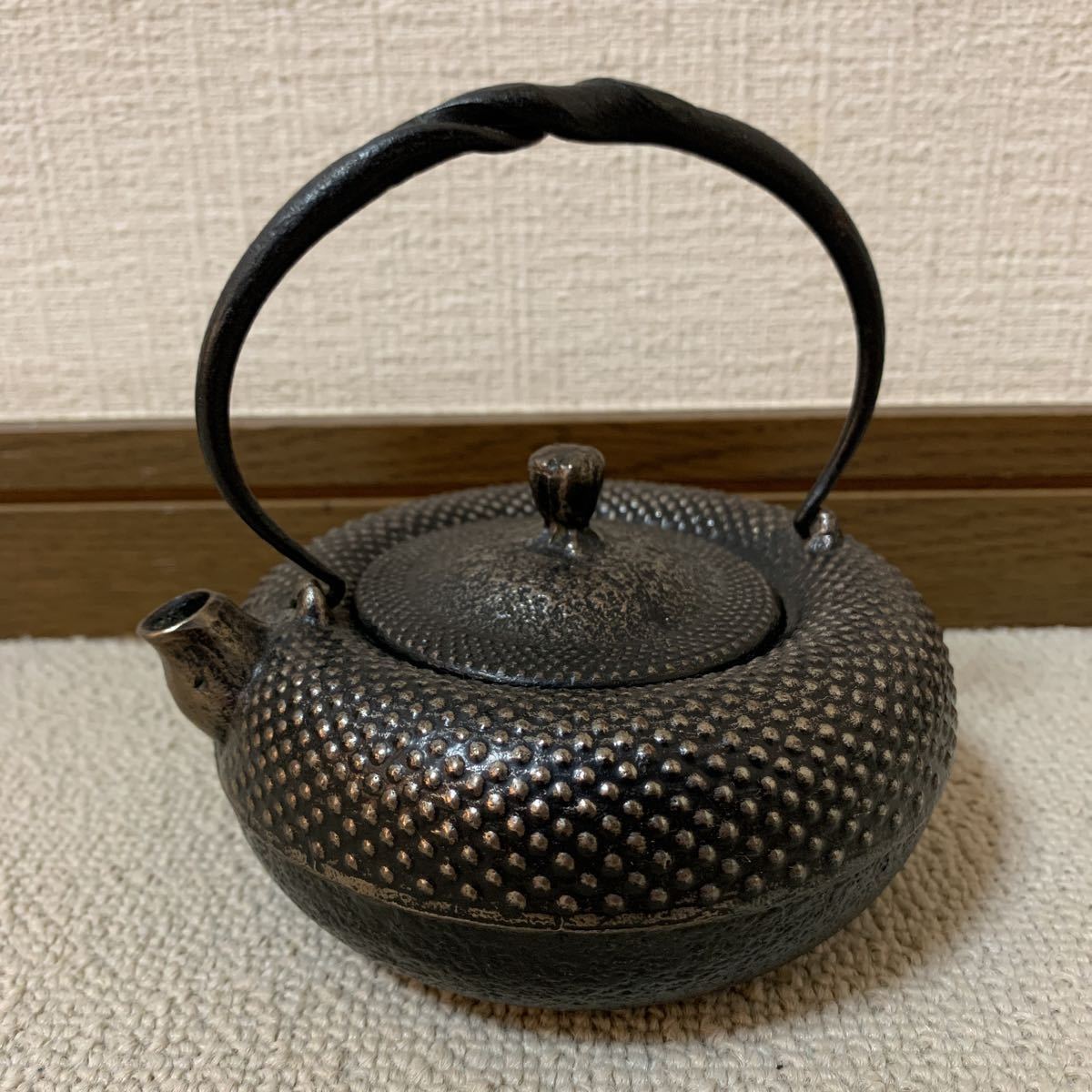 頑固》南部 虎山工房 名人 利祥 作 亀甲紋 硬鉄（砂鉄含有）鉄瓶 茶道具 - 工芸品