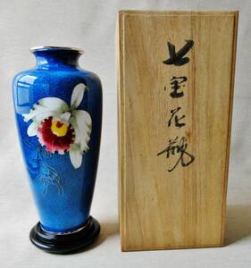 青色七宝花瓶7号【太田博明】銀線加工(蘭と蝶)　共箱、木製丸形台座付