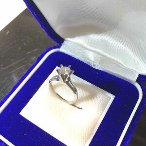 ダイヤモンドの指輪　0.53カラット　鑑定書付き　定価１６０万円