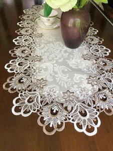 ジャガード織りの模様　テーブルセンター40X90ｃｍ　テーブルコーディネート　周りは総レース刺繍