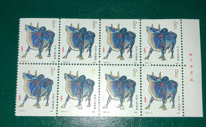 【銘版付き中国切手】1985年　年賀切手「丑」８枚ブロック　未使用♪