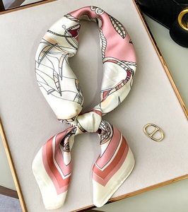 スカーフ　70㎝×70㎝　平織　シルクタッチ　ピンク　未使用