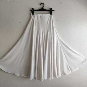社交ダンス　パピヨンの素敵な白のスカートです。