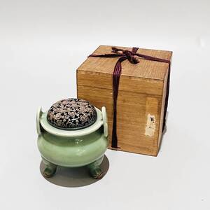 甲MJ15657 状態良好 時代物 初出し 蔵出し品 純銀 刻印無し 銀火屋袴腰青磁三足香炉 火屋重量34g 中国美術 古玩 煎茶道具 骨董