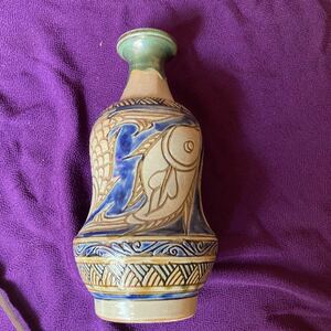 金城次郎 調　作者名は　須とあります　沖縄陶器　琉球陶器　花瓶