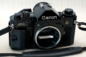 Canon キャノン 人気の高級一眼レフカメラ A-1 ボディ 希少・綺麗な作動品（鳴き無し ）（腐食無し）