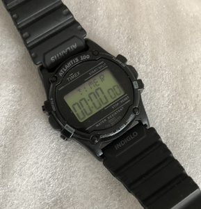 TIMEX ATLANTIS 100 復刻 ブラック 生産終了 アーバンリサーチ コラボ 別注 モデル 時計 アメリカ ブランド デジタル ウォッチ 好きに も