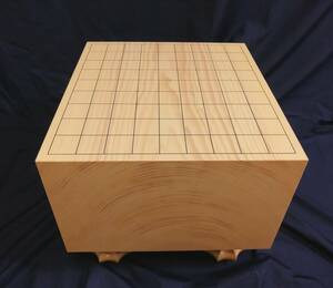 日本産榧六寸八分木表将棋脚付き。