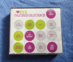 イタロ ディスコ コレクション 21 CD 当時日本で発売されていた ユーロビート 系のCDには収録されていない曲が多めだと思います