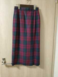 美品　ウール　チェック　スカート　大きめの格子柄　ワインレッドにダークグリーン系チェック　セミタイトスカート　前スリット　丈77cm
