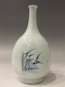 正に稀な名逸品　初期伊万里染付風景図鶴首三方花瓶