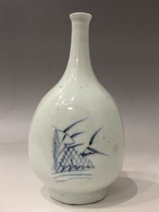 正に稀な名逸品 初期伊万里染付風景図鶴首三方花瓶