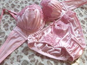 .。o○ブラジャー。パンティ○o。.Ｂ75－Ｍ.ピンクのキラキラ。サテン。つやつや。綺麗な刺繍。フロントリボン！！