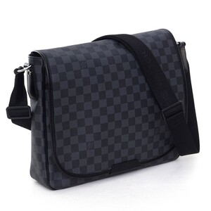 【使用わずか 極美品】ルイヴィトン Louis Vuitton ダミエグラフィット ダニエル MM ショルダーバッグ メッセンジャー 定価約17万 A0312