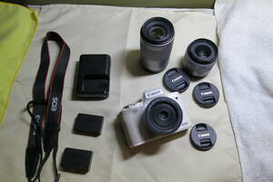 美品　Canon ミラーレス一眼カメラ EOS Kiss M ダブルズームキット＋22㎜F2、レンズ3本付 ホワイト