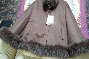 カシミア100％素材で創られたビキューナブラウンカラーの フォックス毛皮トリミングが付いている ポンチョ コート 。未使用品です。”10850