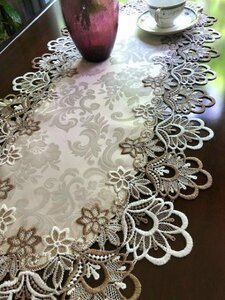 ジャガード織りの模様　テーブルセンター40X110ｃｍ　テーブルコーディネート　周りは総レース刺繍