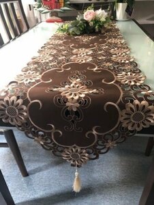 ブラウン色　カットワーク刺繍　テーブルランナー40X180cm　刺繍柄