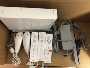 Wii本体セット　電源コード/AVケーブル/センサーバー付属　任天堂　コントローラー＆ヌンチャク　ゲームソフト8本セット　スマブラ