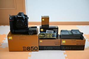 Nikon D850 + MB-D18 + MH-26aAK 美品です！！