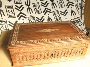 木製箱　鍵付き　ボックス　サイズ約２８×１８×１０．３cm ローズウッド単板　インドネシア産　ヒビ有り(s257)