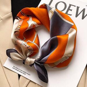 シルクスカーフ　ベルト柄　お洒落　上品　オレンジ　グレー　スカーフ　アレンジ　コーデ　頭　スカーフコーデ　かわいい