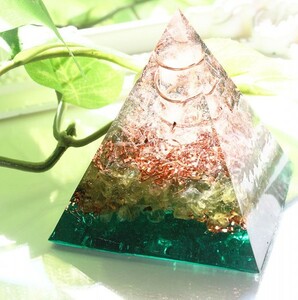 ピラミッド型Ⅱ オルゴナイト ペリドット グリーン 5ｘ5ｘ5㎝