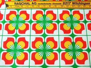 スイス製 ヴィンテージ＆レトロ ワックスペーパー,包装紙 (緑、オンレンジ、赤の幾何学模様)　50cm×50cm