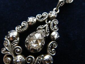 アンティーク ドイツ購入品 虹色の光 Silver+K14 ダッチペアシェイプローズカット ローズカットダイヤモンドのペンダント 13ダイヤモンド