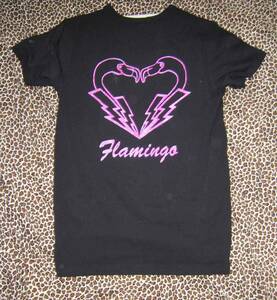 ハート型のフラミンゴ　Tシャツ　バックプリント　Vネック　■　M・L・2L 3L　の4サイズあり　黒地にピンク