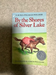 By the Shores of Silver Lake ペーパーバック , 2008年 英語版 Laura Ingalls Wilder 著, Garth Williams 描画