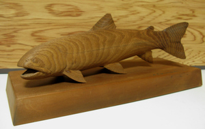 【無垢材 一刀彫】 【H.FUKUZAWA 氏作】 渓流魚　岩魚　イワナ　台付き　木彫り　置物　写真の魚と台をセットで発送します。
