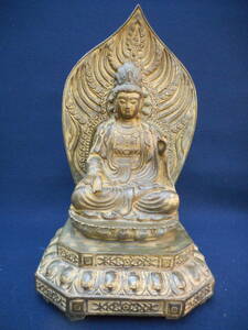 コレクター放出　中国美術「観音菩薩坐像　乾隆年製款」仏教美術　古銅板金　古代美術　サイズ高さ44㎝幅25×22㎝重さ６㎏　本体の高さ26㎝