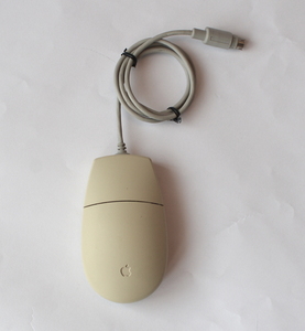 Apple Desktop Bus Mouse 2 ADB 茄子マウス 日焼け少なめ Ｍ2706 　