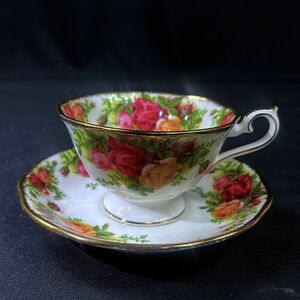 美品 ロイヤルアルバート　ティーカップ&ソーサー　人気のオールドカントリーローズ 　美しい薔薇の花　ROYAL ALBERT