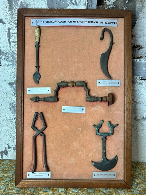 古い医療器具 手術道具 大量 まとめて 什器　ディスプレイ用 個包装なし　現状品　(管-C Ancient surgical tools」の319点のロイヤリティフリー画像、写真素材