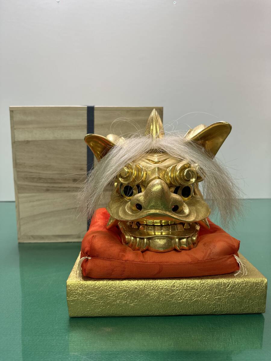 16r182 開運 獅子 寿久賀作 伝統工芸品 昇運 獅子舞 古民具 ガラスケース付 木彫 彩色 置物 獅子頭 縁起 台座 祭礼 立札付き 1000‐