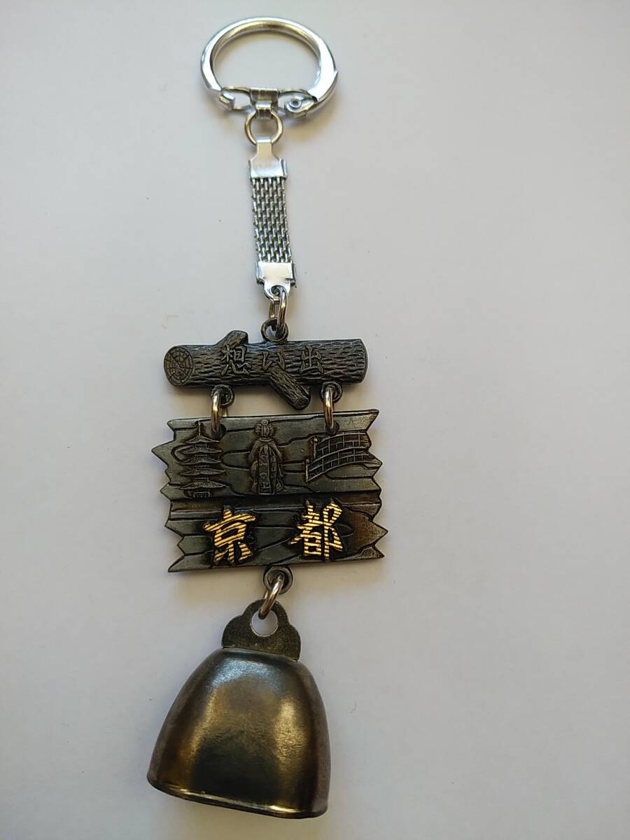 金閣寺キーホルダー 鈴付き Amazon.co.jp: 金閣寺 キーホルダー 鈴付き